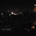 Ночью Пхеньян едва виден. Абсолютное отсутствие светящейся рекламы и тусклые лампочки в квартирах. Подсвечены несколько монументов, дворцов и гостиниц. Внимательно изучал окна домов, вопреки расхожему мнению, шторы есть практически
              везде.