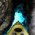 Вода проточила множество замысловатых ходов в мягком известняке. В причудливый лабиринт пещер свет порой попадает снизу, озаряя мокрые своды едким голубым блеском.