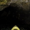 Отважно ныряю в неизвестность, надеясь, что пещера не уподобится лабиринту Минотавра, или внезапно начавшийся отлив не заставит тащить на себе каяк по темным подземным закоулкам.