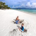 Забавно, но грозовая туча вечно висела над соседним островом Панай, на Боракае же мое семейство батонилось на пляже, наслаждаясь солнцем.