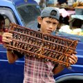 Копченая рыба продается прямо вместе с бамбуковой решеткой, примерно как мед в сотах.