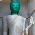В основании Будды гнездятся статуи космонавтов с Альфы Центавра. Зеленые человечки топорщат многочисленные антенны на головах.