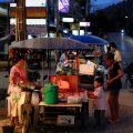 Под покровом ночи вершится бойкая торговля маслянистой едой, весьма печально отражающейся на фигурах местных девушек.