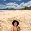 По примеру пляжных крабов, детеныши закапывались в раскаленный песок посреди безлюдных пляжей.