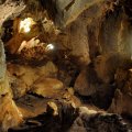 Сама пещера имеет внушительные размеры и все положенные пещерные атрибуты.