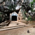 Окультуренный вход в пещеру обсижен многочисленными обезьянами.