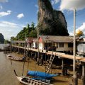 Монументальная мечеть, сувенирные лавки, бетонные улицы, школа, электричество — это далеко не первобытная экзотика водного мира на озере Тонлесап в соседней Камбодже.