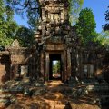 Многочисленные ворота и храмы строились в разное время, но ныне Ангкор похож на единый огромный город, с запутанным лабиринтом каналов и крепостных стен. Храмы были посвящены разным богам, но при смене религии дело обычно
            ограничивалось заменой символического пениса - лингама на статую Вишну, а его, в свою очередь, на статую Будды.