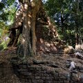 В окрестных зарослях затерялись многочисленные следы строительного рукоблудия более ранних периодов. Удерживаемые лишь корнями деревьев, остатки стен не тронуты археологами, не влекут туристов, да и вряд ли когда будут
            восстановлены.