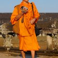 Храмы Ангкора не являются действующими и блуждающие на фотографиях монахи присутствуют тут тоже в качестве туристов.