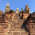 Внушительная громада Пре Руп с 961 года давлеет над плоскими окрестностями. С кхмерского название храма переводится как 