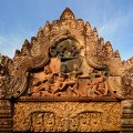 Многочисленные завитушки, многоголовые змеи и картины из Рамаяны плотно опутывают один из самых маленьких храмов Ангкора.