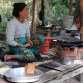 Место посещаемо камбоджийскими паломниками и местными любителями пикников в святых местах, поэтому общепит ориентирован на кхмеров, а не на пришлых туристов.