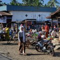 
              В познавательно-пропитательных целях посещали многочисленные суматранские базары. Большей частью людные и неопрятные, но с достаточно свежими на вид продуктами.
            