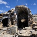 Видно, что помимо традиционного кирпича, в строительстве активно использовались каменные блоки.