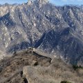 Отличная тропинка для прогулок. Отвесные участки имеют столь же отвесные каменные лестницы. Достаточно быстро можно форсировать один перевал за другим. Тем более, что сбросив за зиму пару десятков килограммов, я стал передвигаться по пересеченной местности как космонавт на Луне — легко и большими скачками. Главное, не навернуться вниз со стены.
