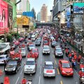 Трудно сплотить ряды однопартийцев «плечом к плечу», можно поцарапать борта автомобилей. Вот и растянулись краснорубашечники на многие километры по бесконечно огромному Бангкоку.