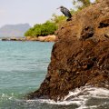 У оконечности мыса бурлящая вода образует пенный водоворот, всасываясь в подводную пещеру в основании острова.