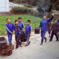 Как и несколько лет назад, водопровод все еще роскошь. Обычная картина за пределами Пхеньяна — идущие на водопой люди.
