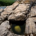 Избавлю досточтимых читателей от банальностей вроде фотографии острова Томящегося Сердца, тем более, что погода не благоприятствовала подобному фототворчеству. Зато продемонстрирую само сердце острова. Когда-то этот сердцеобразный
              камень бился в такт прибою, приводя в экстаз не в меру романтичных туристов. Последние же годы сердце молчит, тихо покоясь в глубокой зеленой луже.