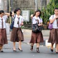 Школьники носят форму, включающую по-азиатски непрактичные белые рубашки.
