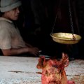 Но не увядшая флора интересует меня в этот раз. Ухмыляющиеся свинячьи головы намекают на близость мясных рядов с традиционным
            местным ассортиментом продуктов.