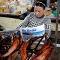 Крупная рыба натягивается на бамбуковые сооружения в форме теннисных ракеток.