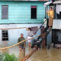 Владельцы традиционных столбчатых жилищ также испытывают затруднения, но уже с коммуникацией, переплывая от дома к дому на подручных, точнее подножных, предметах. Или сооружая скользкие мостки из бамбука.