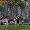 В живописных бухтах ютятся гидрохижины рыбаков и рыборазводчиков. Традиционные элементы водного мира равномерно раскиданы по закуткам
              морской акватории и не образуют сколь-нибудь значительных скоплений. Плот из пластиковых бочек, садок с рыбой да сарай из палок и
              ржавого кровельного железа — вот и вся нехитрая инфраструктура малазийской аквакультуры.