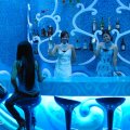 И послезакатный бар в синюшном освещении. Интересно, если долго сидеть в этом баре, начнешь ли постепенно воспринимать обстановку в нормальном виде, или окружающие так и будут казаться ожившими утопленниками?