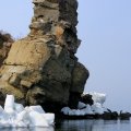 Прозрачная вода и палящее солнце постоянно создавали иллюзию летнего тепла. Порой я забывался и запихивал руку в воду, где
            чудовищный, словно бьющий молотком по пальцам, холод возвращал к суровой действительности.