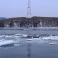 На воде тепло, особенно с двухлопастной грелкой в руках. Вполне можно не толочься вдоль острова Елены, а отправляться в дальний
            заплыв, пока в заливе никого нет. Хотя, самоотливной кокпит моего каяка имеет гнусную особенность - в сильно загруженном состоянии осадка
            увеличивается, и задница гребца периодически намокает. В принципе, хрен с ним, двое детей у меня уже есть.