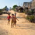 Кхмерская деревня в стороне от проезжих дорог, добраться можно на велосипеде, мотоцикле или пешком.