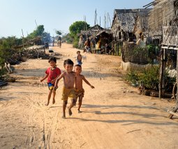 Кхмерская деревня в стороне от проезжих дорог, добраться можно на велосипеде, мотоцикле или пешком.
