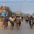Чем состоятельнее камбоджиец, тем позже начинается его рабочий день. Первыми на дороге появляются велосипеды, потом мототранспорт, позже легковушки и прочие джипы.