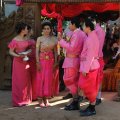 Камбоджийская свадьба. Почему-то жениху и невесте полагается по три свидетеля. Очень затратное мероприятие, особенно если учесть, что мужикам тоже нужно шить свадебные платья.