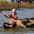 С малолетства и до глубокой старости аборигены проводят с веслом в руках. Иного способа передвижения тут просто нет.