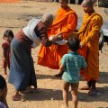При этом все, что делает монах - это в ответственный момент поднимает крышку кастрюли, если предлагаемый продукт внушил ему доверие. Оказывается, далеко не все буддистские монахи - вегетарианцы. Эта парочка от рыбы тоже не
            отказалась.