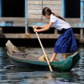 На противоположном конце озера ученики носят достаточно строгую школьную форму, но также, орудуя веслами, сплываются на уроки.