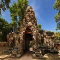 Ворота в Бантей Кдей (Banteay Kdei) - очередное творение неугомонного Джаявармана VII. Не на шутку разошедшийся в приступе строительного энтузиазма король, умудрился исчерпать месторождения качественного песчаника, поэтому в дело
            пошел второсортный камень. В результате, слепленный из того что было храм до наших дней сохранился достаточно плохо.