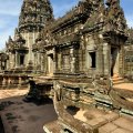 Бантей Самре (Banteay Samre) мелькнул бы еще одним серым непримечательным лабиринтом в бесконечной череде Ангкорских построек, если бы не связанная с ним потрясающая легенда, больше уместная в устах не кхмеров, а уроженцев Чуйской
            долины.