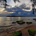 Закат на пляже Победы (Victory Beach), помпезное название, к сожалению, никак не отразилось на красках утопающего солнца. Впрочем, что-то забавное в этих закатах все же есть.