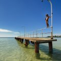 А на краю пляжа Сокха (Sokha Beach) стоит совершенно безумный пирс, никак не приделанный к суше. По логике местных строителей причальных сооружений, высадившиеся на пирс пассажиры должны дружно сигать в воду и плыть к берегу.
            Впрочем, пирсом пользуются лишь голожопые мальчишки, плюхаясь в воду с ржавеющих перил.