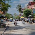 Камбоджийские улицы оснащены тротуарами, правда, заставленными торговыми ларьками и транспортом, но, все же, пригодными для пеших прогулок. Зима тут - сезон засухи, и тучи пыли вздымаются над разбитыми дорогами, особенно в
            пригородах. Впрочем, хватает и широких проспектов с гладким асфальтом. На фоне соседей по ЮВА, кхмеры недостаточно трепетно относятся к вопросам озеленения. Климат ли тому причиной, национальные ли особенности, но жидкая листва над
            головой плохо укрывает прохожих от палящих лучей.