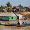 Противоположные городу берега Меконга у слияния с Тонлесапом облеплены рыбацкими поселениями. Тут одновременно встречаются несколько разновидностей водных бомжатников: дома на сваях у воды, дома на сваях в воде, плавающие на
            понтонах дома, жилища внутри лодок и катеров. Католическая церковь обычно, свидетельствует о наличии тут лиц вьетнамской национальности. Хотя, основное население страны составляют кхмеры, порой попадаются (особенно на воде) вьетнамские и
            китайские деревни.