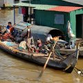 Автомобильный двигатель на водопроводной трубе, представляющий собой знаменитое азиатское мотор-весло, постепенно уступает место конструкциям явно промышленного изготовления. Четырехтактный двигатель Хонда (вероятно
            предназначенный для мотоблока или небольшого трактора) приторочен к аккуратному валопроводу со скобой для защиты винта от топляков, камней и рыболовных сетей.