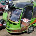 
              Излишне ухаживать за автотранспортом в Индонезии не принято. Даже поцарапанный новый джип никто не спешит срочно красить, что уж говорить про боевые шрамы на маленьких мотобудках.
            