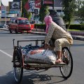 Ну и традиционный для стран ЮВА грузовой велосипед. Самый экономичный вид транспорта, не требующий ни бензина, ни овса.
            