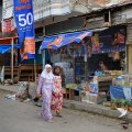 Городские улицы пестреют лавками с водой, колой и чипсами. Торговля идет крайне неспешно. Обычно нужно постоять и подождать, пока кто-нибудь сходит позовет продавца. При этом ходящий звать по дороге вспоминает, что он и есть
              продавец. Жара накладывает определенный отпечаток на ритм жизни.
            