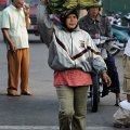 
              Считается, что народность Западной Суматры минангкабау (Minangkabau) действительно по сей день сохранила матриархат. По крайней мере, вопросы наследования, права распоряжения детьми и главенства в семье тут ведутся по материнской
              линии.
            